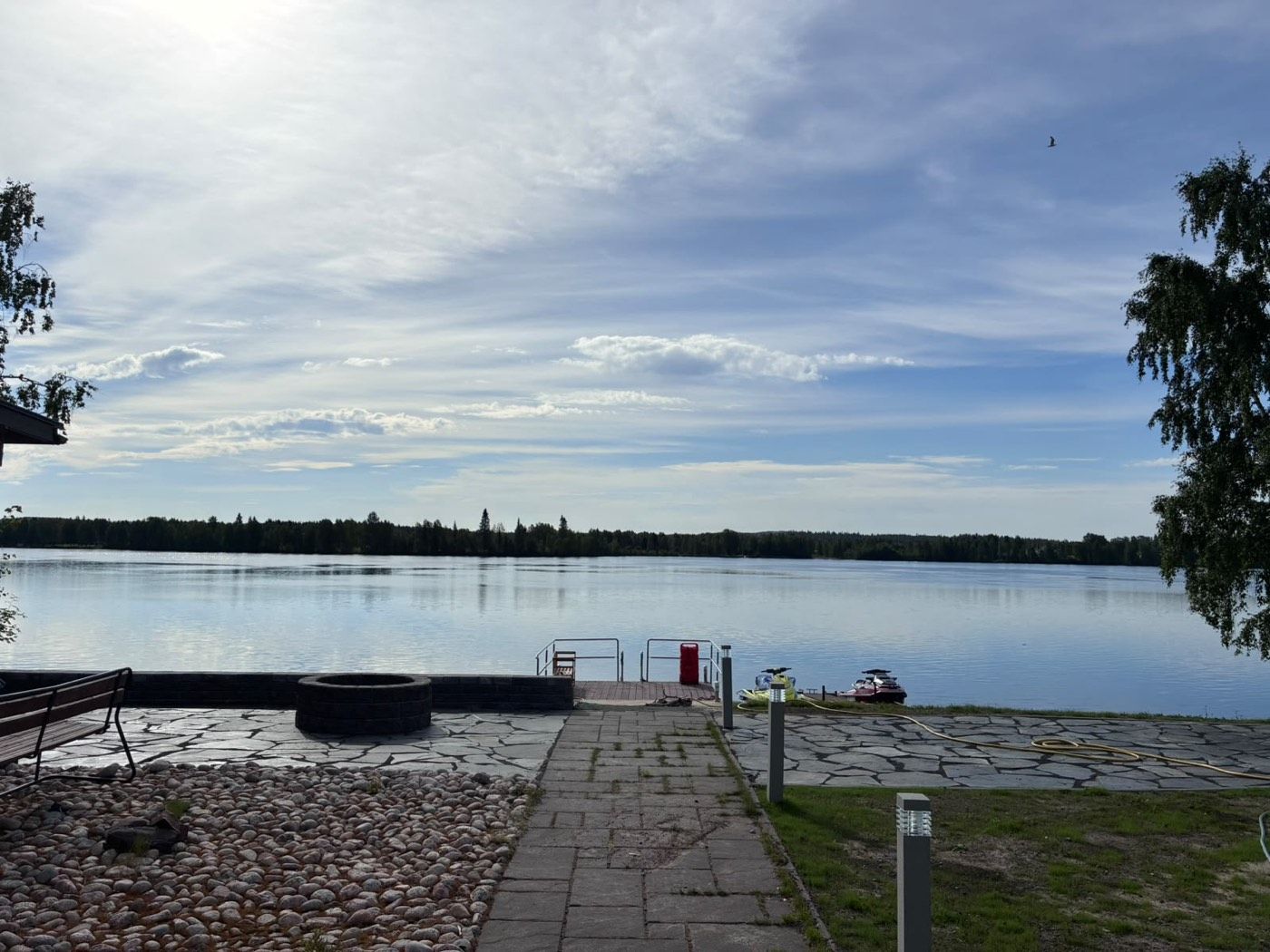 Kivetty polku rantaan ja tulisijalle, taustalla järvi
